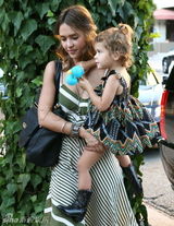 组图：阿尔巴携爱女出行 小奥内短裙皮靴星范十足