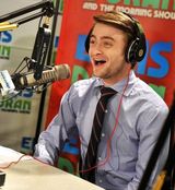 组图：丹尼尔做客节目与粉丝爆笑互动乐开怀