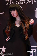 组图：张惠妹宣传新碟人气旺 透视纱裙内裤若隐若现