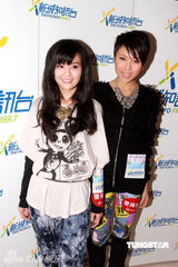 幻灯图：杨千嬅阿Sa(蔡卓妍)出席公益活动 做游戏轻松普法