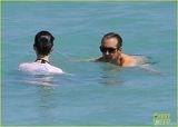组图：海瑟薇与老公海滩热吻 鸳鸯戏水旁若无人