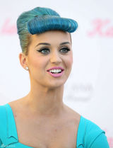 组图：凯蒂佩里蓝发爆乳似芭比 斗鸡眼表情鬼马