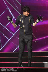 组图：第三届风云新人盛典 韩庚欢快跳“喜洋洋”