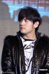 幻灯图：周杰伦现身京城 捞金代言行程匆忙