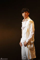 组图：韩歌手朴政玟双人格演唱会日本唱响