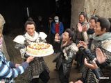 组图：吴尊剧组工作庆生 意外收获生日蛋糕