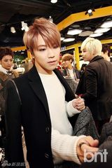 组图：M.pire出席品牌开业 现场挑衣显品味