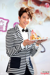 组图：胡宇崴爱吃甜点 否认恋上陈庭妮