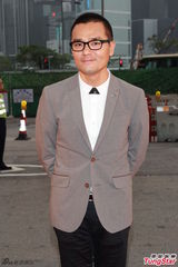 组图：林家栋西装搭黑框眼镜亮相红毯