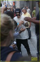 组图：比伯秀新玫瑰纹身与粉丝合照摆酷