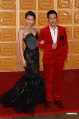 组图：胡杏儿牵手郑嘉颖入场 身着黑礼服气质典雅