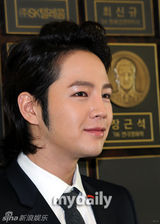 组图：韩国艺人张根硕为母校捐赠六百六十万人民币