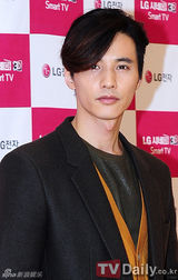 组图：韩星元斌粉丝签名会休闲风亮相 展熟男气质