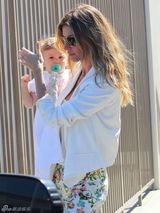 组图：邦辰穿小花裤外出 怀抱萌娃细心用手遮阳