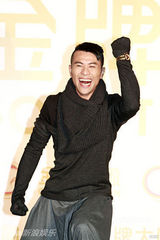 组图：梁汉文续约金牌大风 获赠价值二十万金表