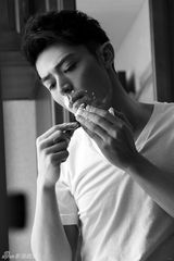 组图：霍建华居家写真 清新忧郁气质迷人