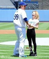 组图：少女时代宋承宪等捧场美国职业棒球比赛