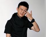 组图：包贝尔黑衣出镜彰显多面个性