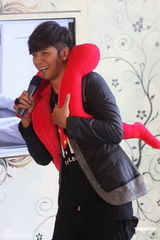 组图：罗志祥携新专辑进京 挑女友需考虑妈妈意见