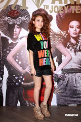 幻灯：容祖儿新专辑限量发行 幼时青涩照片曝光 