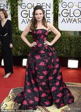 组图：金球奖女星红毯 沃特森露背亚当斯八字奶