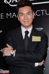 组图：乐基儿亮相名表酒会古铜肤色健康优雅