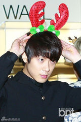 组图：FTISLAND圣诞造型出席新专辑签名会