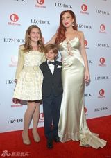 组图：林赛-罗韩低胸曳地长裙亮相新片首映