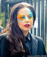 组图：Gaga全新彩妆亮相 长发披肩鼻环抢镜