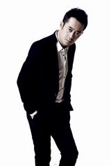 组图：刘钧温暖系写真演绎儒雅硬汉