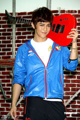 幻灯组图：汪东城代言运动服装 想开画展秀绘画天份