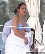 组图：詹妮弗-洛佩兹浴巾裹身 举家坐游艇度假