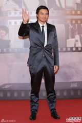 组图：冯德伦亮相红毯 笑容满面不惧分手传言
