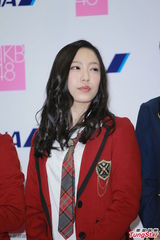 AKB48姐妹团旋风袭港 甜笑击掌粉丝乐翻天