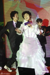 组图：大张伟发新片耍宝饰新娘 自任司仪