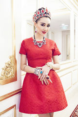 组图：爱戴《名媛》MV奢华 皮草皇冠扮土豪女