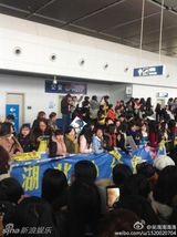 组图：李敏镐现身武汉 疯狂粉丝挤倒200斤记者