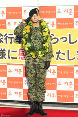 高清图：韩星朱智勋正式退役 500粉丝不畏严寒迎接