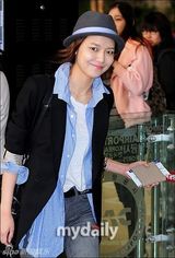 组图：少女时代现身机场飞日本 大秀清纯时尚感