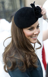 高清图：英国王妃凯特和伊丽莎白女王现身大学