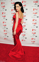 高清组图：脱衣舞娘蒂塔-万-提斯红裙爆乳亮相