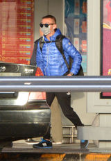 组图：聂远口罩遮面亮相机场 女友甜蜜接机