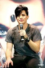 组图：美偶歌手兰伯特香港将开唱 入乡随俗穿唐装