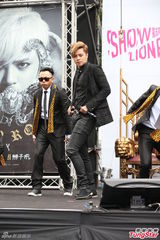 组图：罗志祥高空悬坐 与女舞伴大跳求爱舞