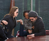 高清图：茱莉威尼斯享受家庭日 其父同行关系和解