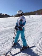 组图：赵薇全家外出玩雪 小四月墨镜红帽可爱