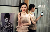 组图：霍思燕拍广告优雅美丽 解读精巧外观玲珑心