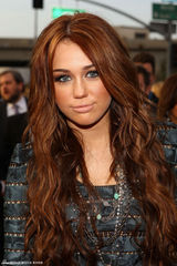 高清组图：麦莉-赛勒斯亮相古铜妆容娇艳成熟 