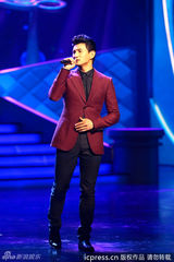 组图：第18届白玉兰奖现场 吴奇隆献唱《三寸天堂》