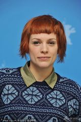 组图：《破碎之家》发布 海尔登贝格粗犷亮相